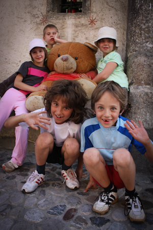Bruno, meeting kids in Radovlica.